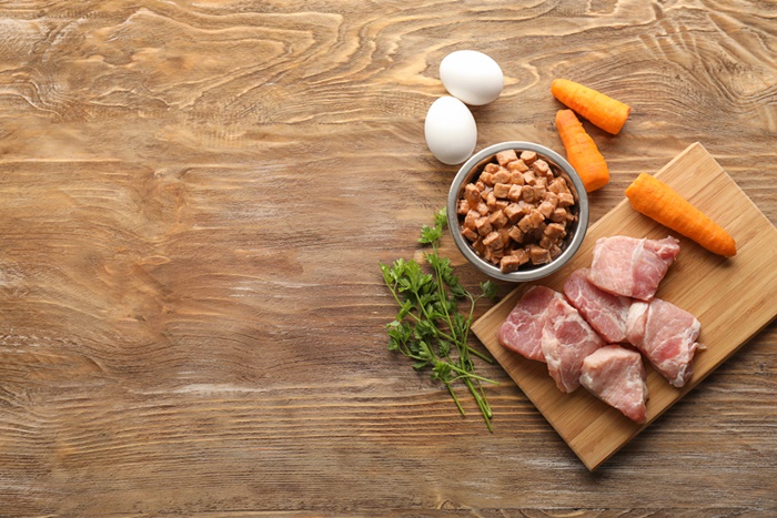 モグワンは肉類が豊富で消化吸収率が良く涙やけ対策におすすめ!
